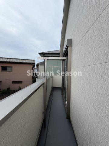 【現地画像あり】平塚市南原第11　新築戸建　全1棟のバルコニー|心地よい風と陽射しを感じられるバルコニー！毎日のお洗濯も気持ちよく行えます。