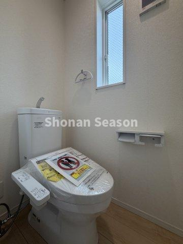 【現地画像あり】平塚市南原第11　新築戸建　全1棟のトイレ|清潔感のあるトイレは、毎日気持ちよく使える快適な空間◎温水洗浄便座を備えています。