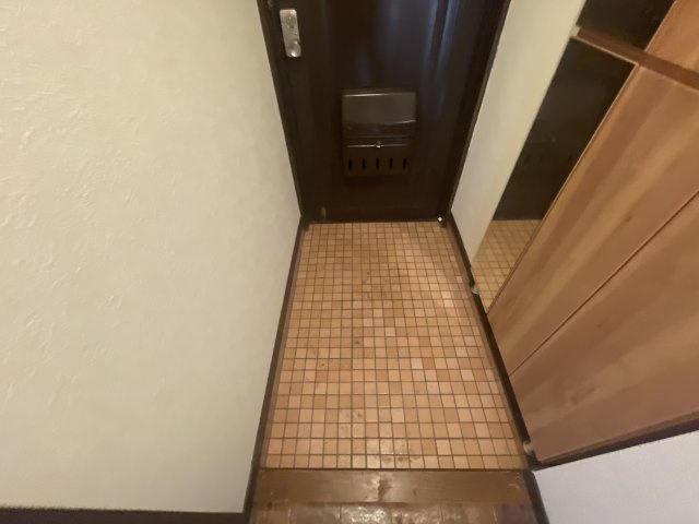 秋定マンションの玄関