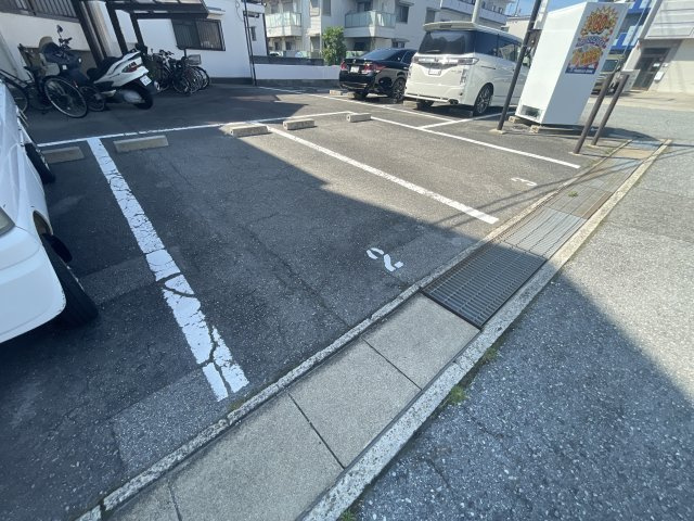 秋定マンションの駐車場