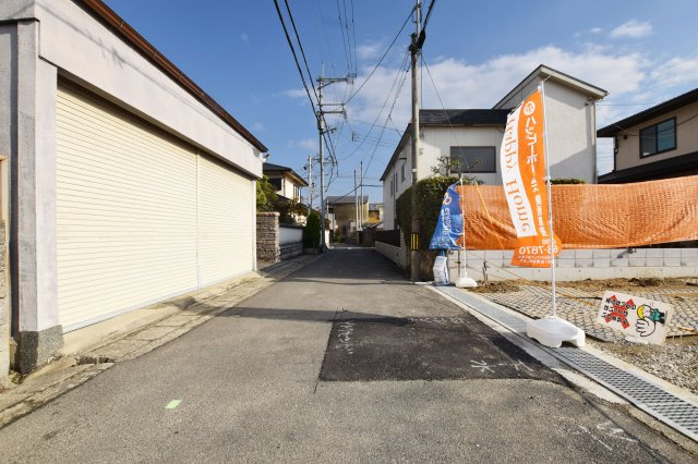 ブルーミングガーデン中野西2丁目新築一戸建て│3LDK+並列駐車２台可の前面道路含む現地写真|前面道路幅員4.5ｍ