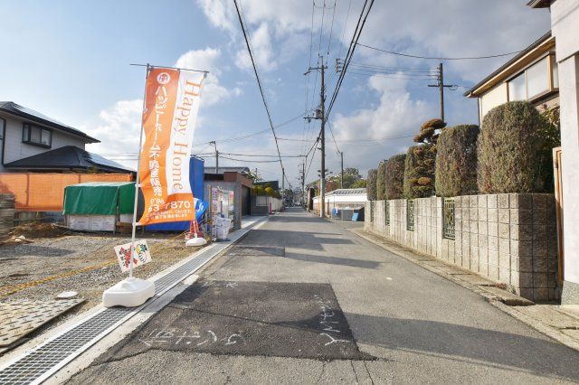 ブルーミングガーデン中野西2丁目新築一戸建て│3LDK+並列駐車２台可の前面道路含む現地写真|前面道路幅員4.5ｍ