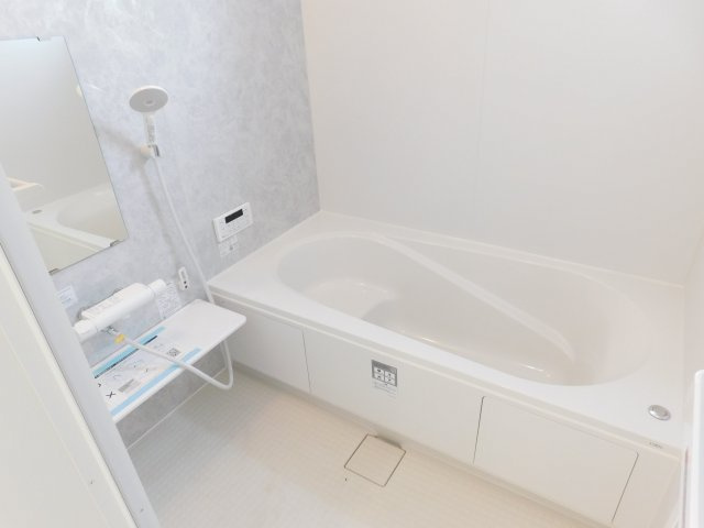 弥富市五斗山３丁目の新築一戸建の浴室|◇浴室◇　　広い１坪サイズ（ＬＩＸＩＬ）・浴室暖房乾燥機・断熱浴槽・エコベンチ浴槽・お手入れ楽々カウンター・キレイサーモフロア・オートバス・バリアフリーバス・追い焚き・浴室窓あり