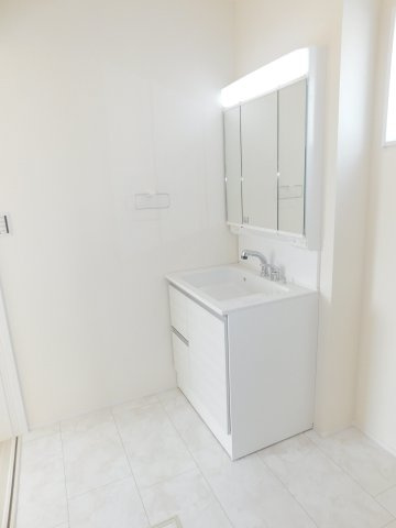 弥富市五斗山３丁目の新築一戸建の独立洗面台|◇洗面室◇　　三面鏡シャンプードレッサー　くもり止め仕様　床下収納庫完備　