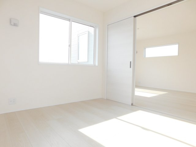 弥富市五斗山３丁目の新築一戸建の洋室|◇１階洋室◇　　明るい洋室４．５帖　全居室収納完備！　