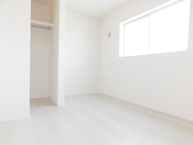 弥富市五斗山３丁目の新築一戸建の洋室|◇２階洋室◇　　明るい洋室５．２帖　ウォークインクローゼット完備！