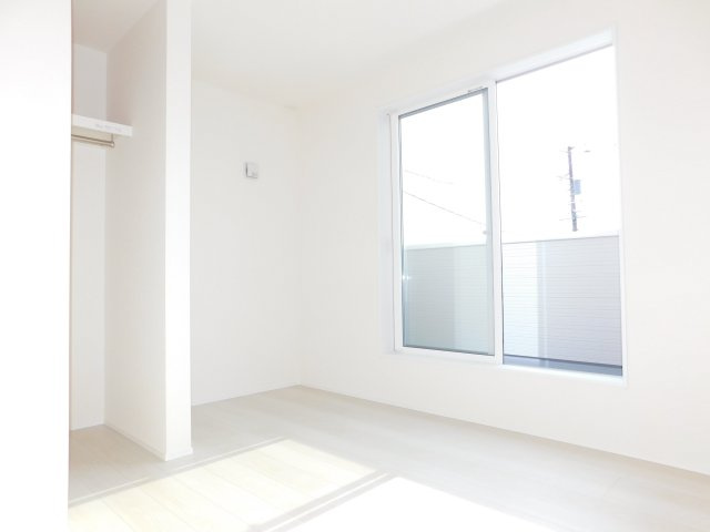 弥富市五斗山３丁目の新築一戸建の洋室|◇２階洋室◇　　南面で明るい洋室５．２帖　ウォークインクローゼット完備！　バルコニー付き♪