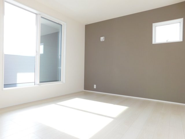 弥富市五斗山３丁目の新築一戸建の洋室|◇２階洋室◇　　南面で明るい洋室７．０帖　ウォークインクローゼット完備！　インナーバルコニー付き♪