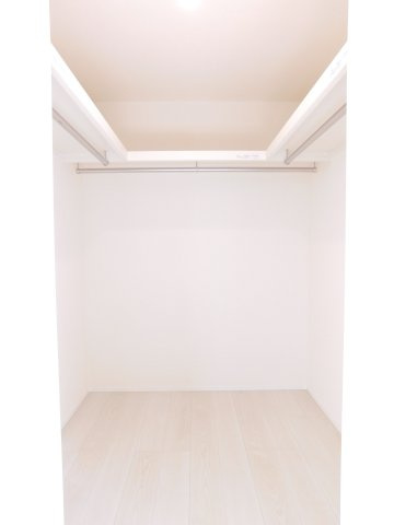 弥富市五斗山３丁目の新築一戸建の収納|◇ウォークインクローゼット◇　　家族の洋服や季節の荷物など大容量収納できます♪