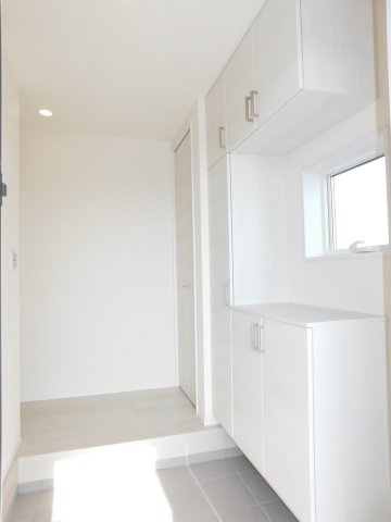 弥富市五斗山３丁目の新築一戸建の玄関|◇玄関収納◇　　玄関にはベビーカーやアウトドア用品が置けるシューズインクローク完備！