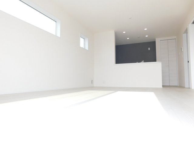 弥富市五斗山３丁目の新築一戸建の居間・リビング|◇リビング◇　　南面で明るいリビング１５．７帖　キッチン横にはパントリー完備！