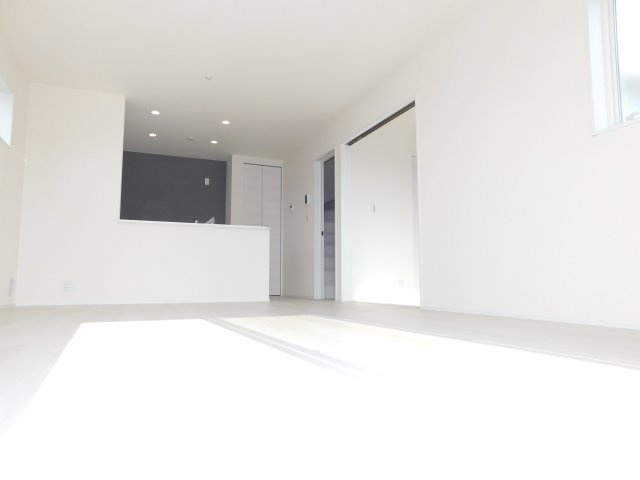 弥富市五斗山３丁目の新築一戸建の居間・リビング|◇リビング◇　　南面で明るいリビング１５．７帖　三面採光の開放感のある心地のよいリビング♪