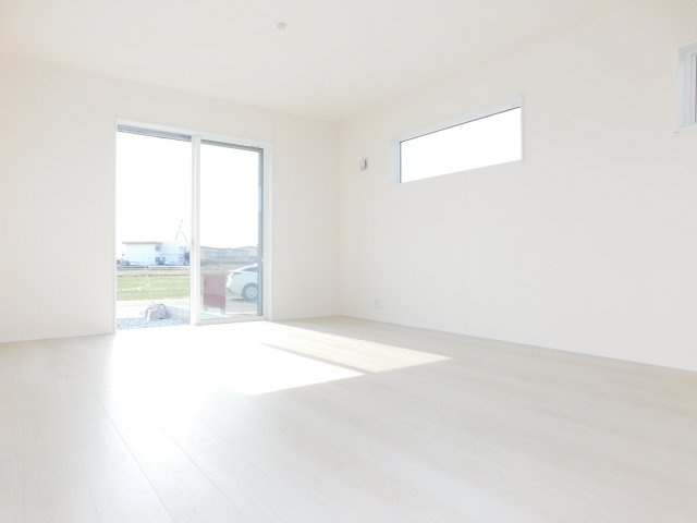 弥富市五斗山３丁目の新築一戸建の居間・リビング|◇リビング◇　　南面で明るいリビング１５．７帖　洋室と続き間で２０．２帖の広々空間になります♪