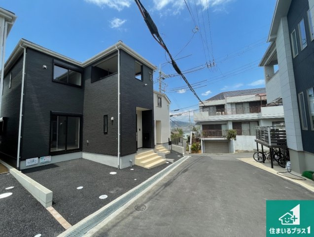 5日(土)6日(日)現地ご見学可能！　枚方市渚元町　第5期　新築一戸建ての前面道路含む現地写真|周辺は閑静な住宅街！前面道路広々で車の出し入れも便利です。駐車が苦手な方でも安心して車庫入れできます！