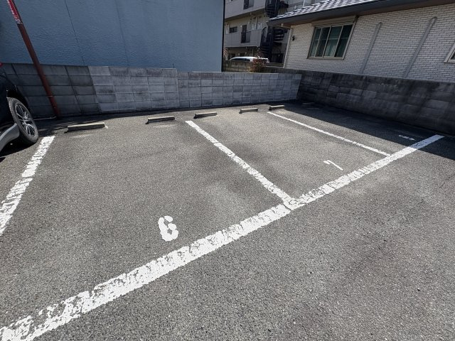 マンションアムールの駐車場