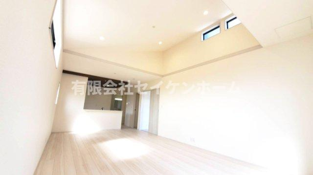 寄居町富田　新築住宅２号棟（平屋建）土地広々88坪超の居間・リビング
