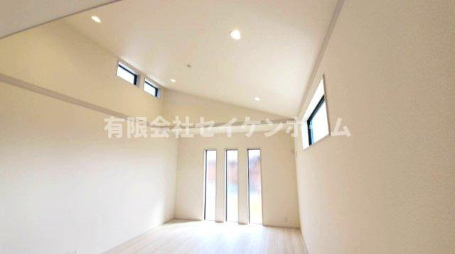 寄居町富田　新築住宅２号棟（平屋建）土地広々88坪超の居間・リビング
