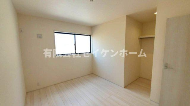寄居町富田　新築住宅２号棟（平屋建）土地広々88坪超の洋室