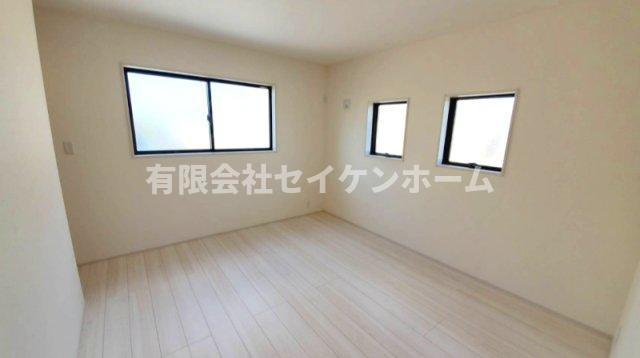寄居町富田　新築住宅２号棟（平屋建）土地広々88坪超の洋室