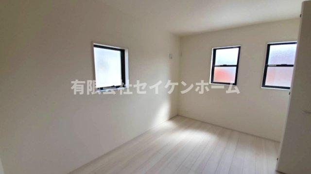 寄居町富田　新築住宅２号棟（平屋建）土地広々88坪超の洋室