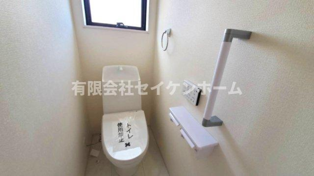 寄居町富田　新築住宅２号棟（平屋建）土地広々88坪超のトイレ