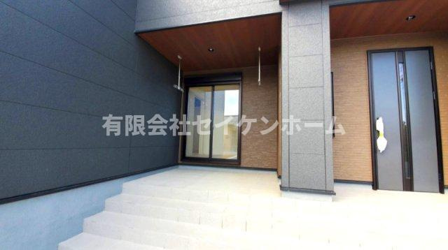 寄居町富田　新築住宅２号棟（平屋建）土地広々88坪超の玄関