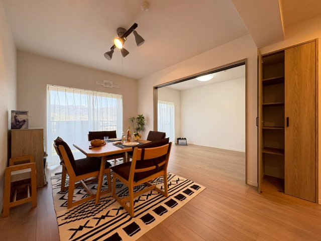 エルパーク西京・大原野の居間・リビング|LDKにも収納があり、細々とした書類や備品などを整理できます。