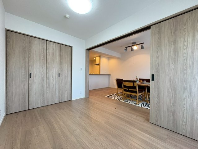 エルパーク西京・大原野の洋室|扉を解放し、LDKと一続きのような空間としても使用できます。