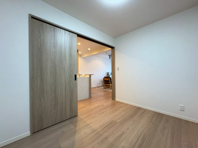 エルパーク西京・大原野の洋室|LDK横の洋室です。お子様の遊び場や寝室などにぴったりです◎