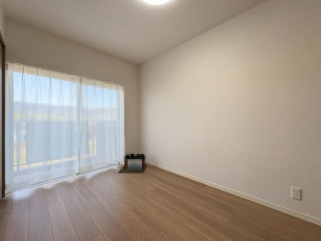 エルパーク西京・大原野の洋室|LDK横の洋室はバルコニーに面した明るい居室です！