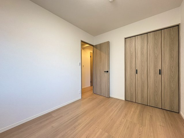 エルパーク西京・大原野の洋室|天井近くまでのクローゼットがあり、散らかりがちな荷物がすっきり片付きます◎