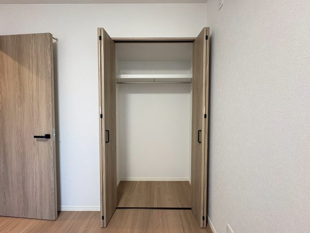 エルパーク西京・大原野の収納|枕棚にハンガーパイプつきで、衣類や季節小物等をしっかりと収納できます◎