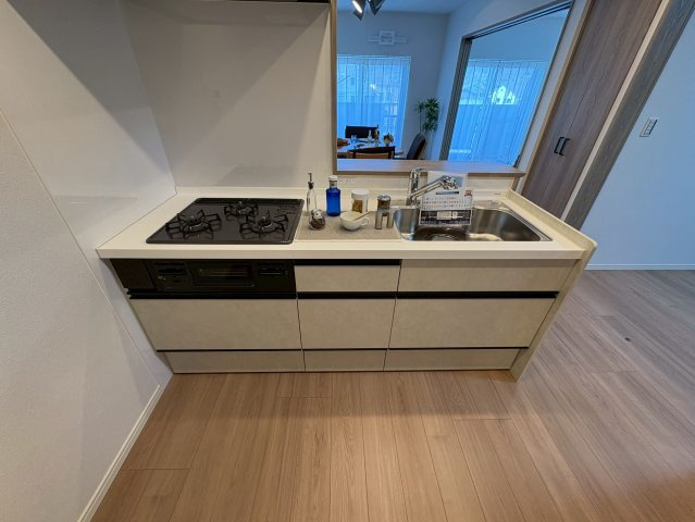 エルパーク西京・大原野のキッチン|引き出しタイプの収納力のあるシステムキッチンです◎