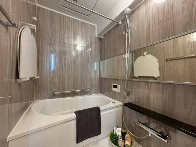 エルパーク西京・大原野の浴室|ラグジュアリーな壁パネルが印象的な浴室です◎