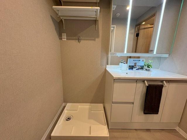 エルパーク西京・大原野の独立洗面台|洗濯機上にはタオルなどを置ける棚がついています。
洗面化粧台も幅広で使い勝手が良さそうです◎
