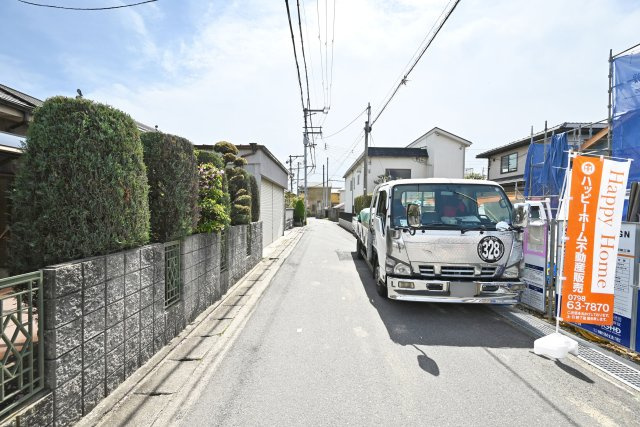 ブルーミングガーデン中野西2丁目新築一戸建て│4LDK+並列駐車２台可の前面道路含む現地写真|前面道路幅員4.5ｍ