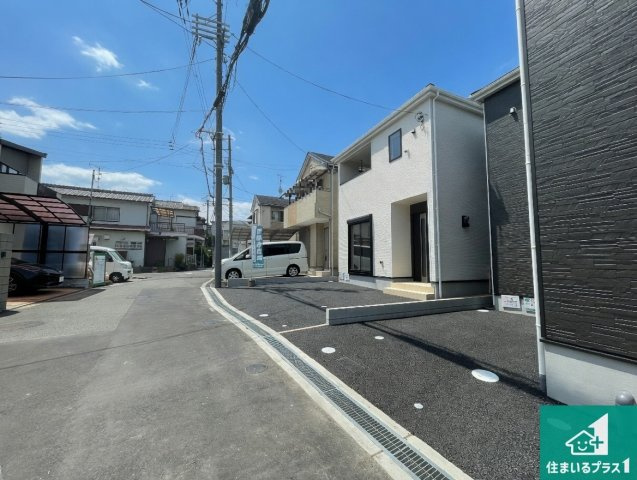 ■枚方市渚元町　第5期　新築一戸建ての前面道路含む現地写真|周辺は閑静な住宅街！前面道路広々で車の出し入れも便利です。駐車が苦手な方でも安心して車庫入れできます！