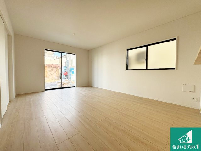 ■枚方市渚元町　第5期　新築一戸建ての居間・リビング|日当たり良好の明るいリビングで朝の目覚めもスッキリできそう！対面キッチンでご家族のコミュニケーションも自然と増える設計！小さなお子様が遊ぶスペースを作っても広々とくつろげるLDK！