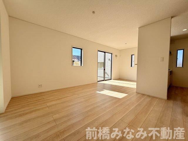 高崎市箕郷町白川第2　４号棟(全６棟)　クレイドルガーデン　新築建売分譲の居間・リビング|ゆったり過ごせるリビングです