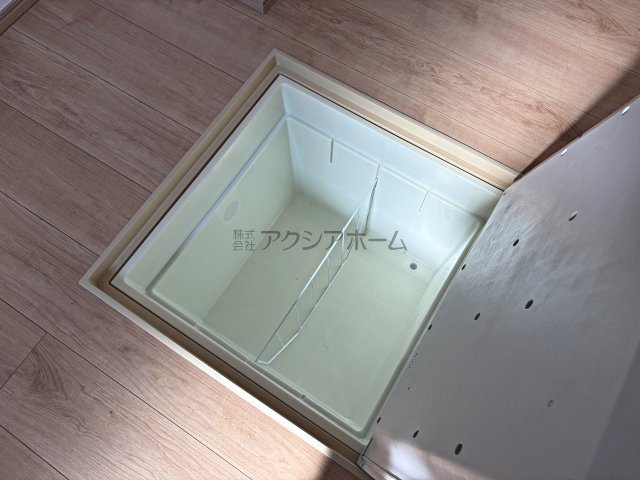 所沢市林3丁目・全2棟　新築一戸建　B号棟のキッチン|床下収納