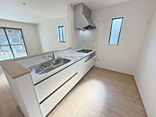 所沢市林3丁目・全2棟　新築一戸建　B号棟のキッチン|リビングを見渡せる対面キッチン
