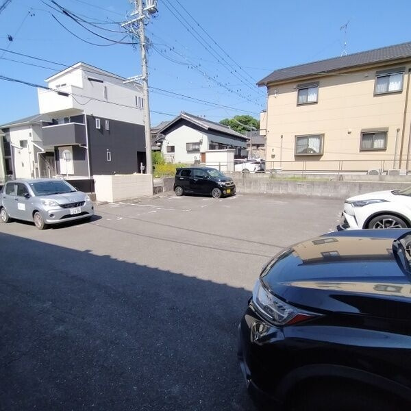 ジュネスFKの駐車場