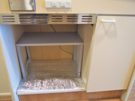 シンク下に棚があり整理に便利