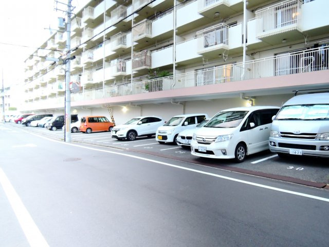 イトーピア高槻松が丘の駐車場