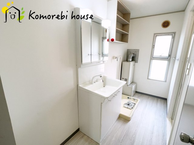 東新井団地9号棟の独立洗面台|朝の支度にも助かる、独立の洗髪洗面化粧台