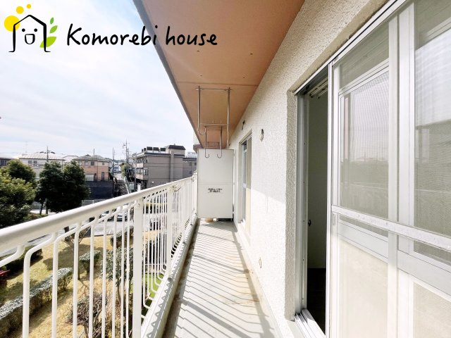 東新井団地9号棟のバルコニー|バルコニーからの眺めを楽しみながら食事をしませんか