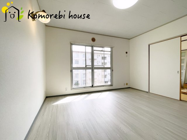 東新井団地9号棟の居間・リビング|こちらのリビングで趣味の時間をお楽しみください