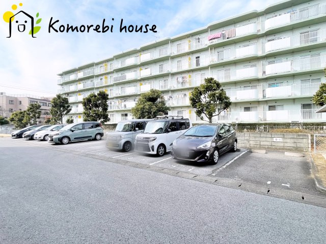 東新井団地9号棟の駐車場|駐車場に車を止められます