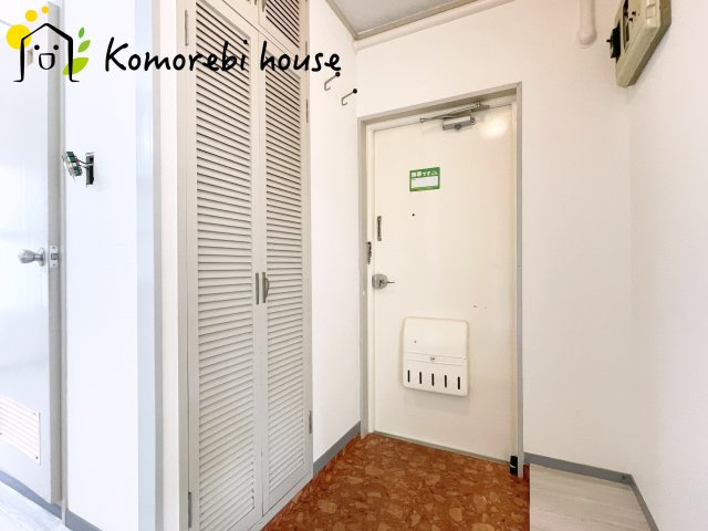 東新井団地9号棟の玄関|明るい玄関です