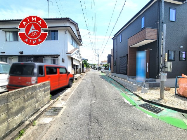 福岡市早良区有田6丁目第1-2棟（1号棟）の前面道路含む現地写真|前面道路は閑静な住宅地をはしる車通りの少ない道路。お車の出し入れが苦手なママや小さなお子様にも安心ですね。しっかり舗装もされているので、ベビーカーや自転車で通っても快適に通行できます。